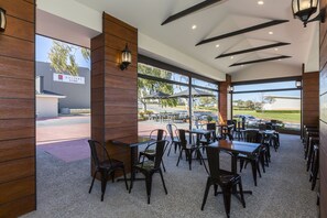 Dining - Gallery Hotel (Bibra Lake)