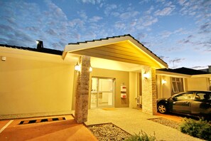 واجهة المنشأة -  في المساء/الليل