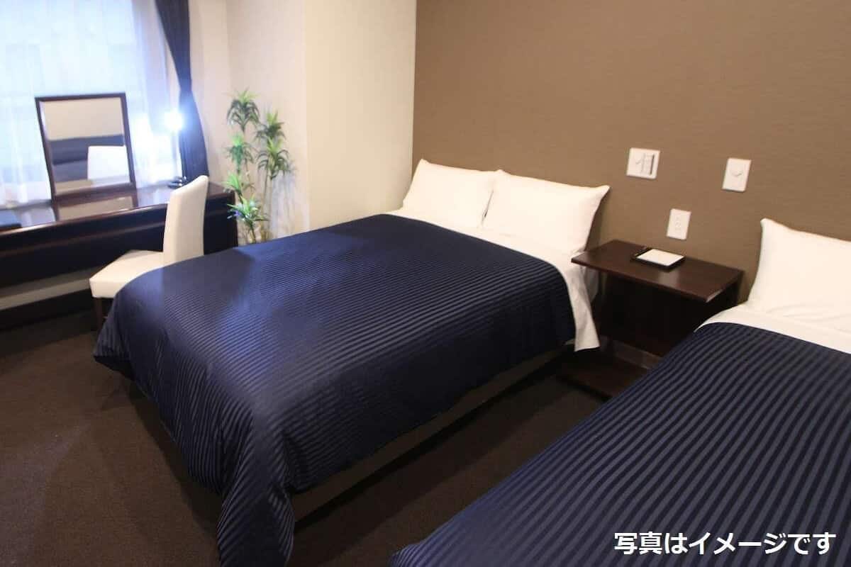 Ropa de cama de alta calidad, escritorio y cortinas blackout