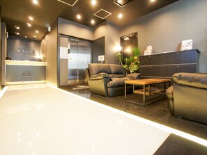Lobby sitting area - Hotel LiVEMAX Kayabacho (Tokyo)