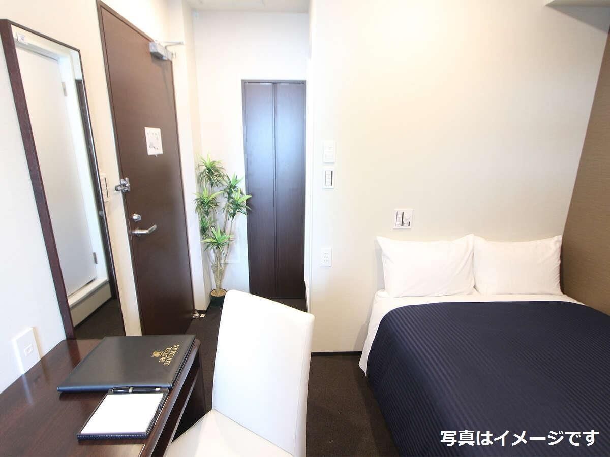 Premium bedding, desk, blackout drapes, bed sheets