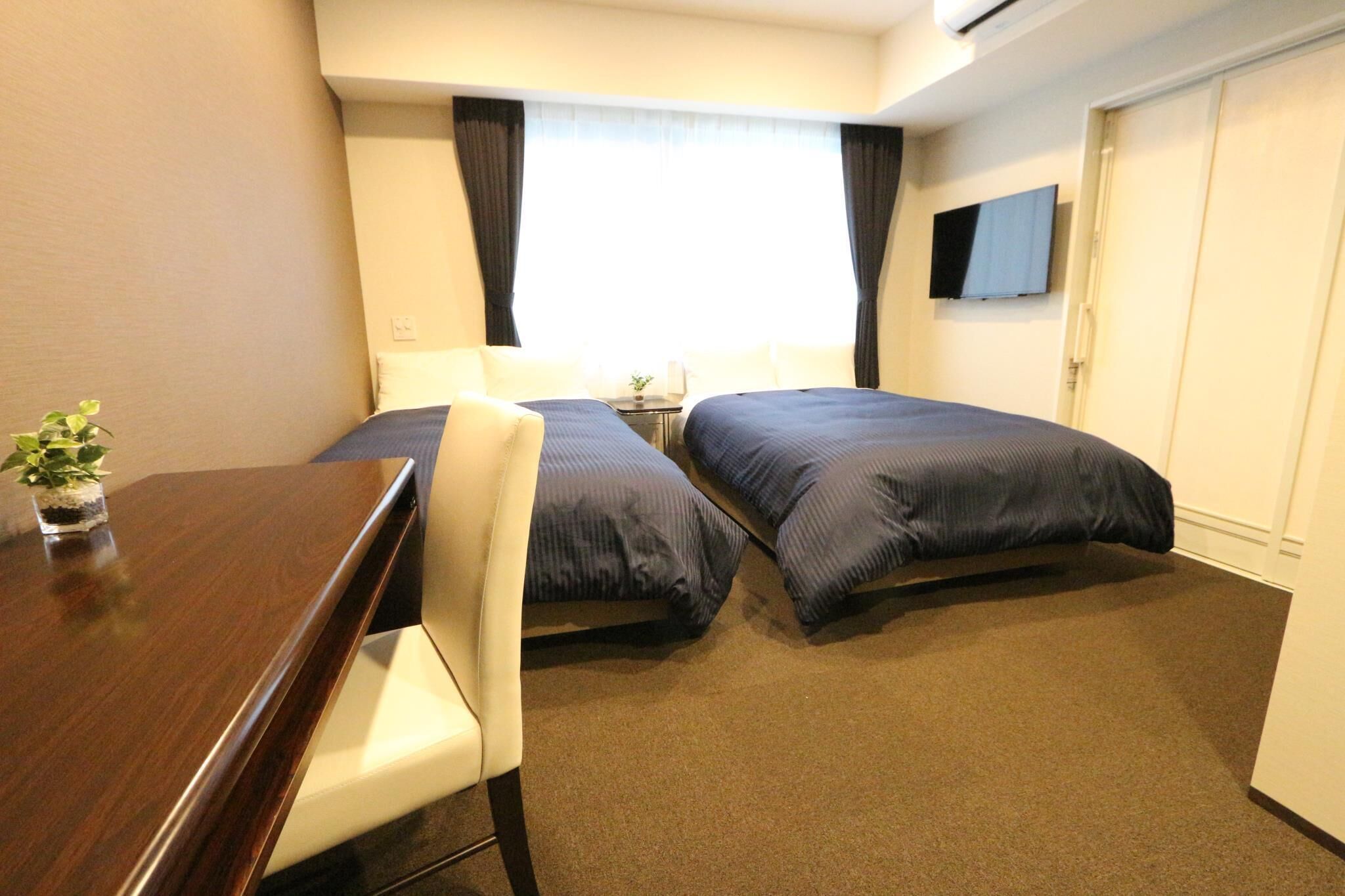 Literie de qualité supérieure, bureau, rideaux occultants, draps fournis