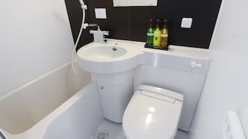 Gabungan pancuran/tab mandi, pengering rambut, selipar