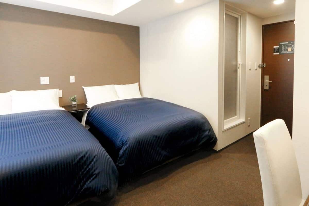 Seprai premium, meja kerja, tirai kedap cahaya, dan seprai linen
