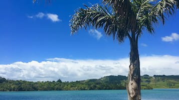 En la playa, camastros, toallas de playa y kayaks