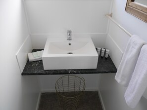 Apartment, 1 Bedroom | Bathroom | Shower, free toiletries, hair dryer, towels - Raglan Palm Beach Motel (Raglan)
