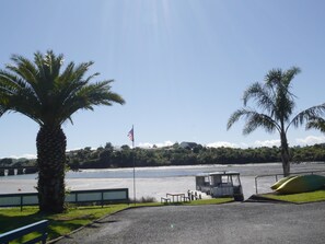 On the beach, sun-loungers, beach towels, kayaking - Raglan Palm Beach Motel (Raglan)