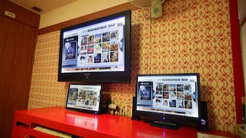 Couple PC | Premium bedding, desk, free WiFi