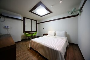 Ropa de cama de alta calidad, escritorio y wifi gratis