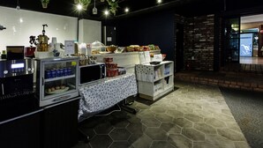 Un área de cocina moderna con microondas, cafetera y diversos alimentos a la vista.