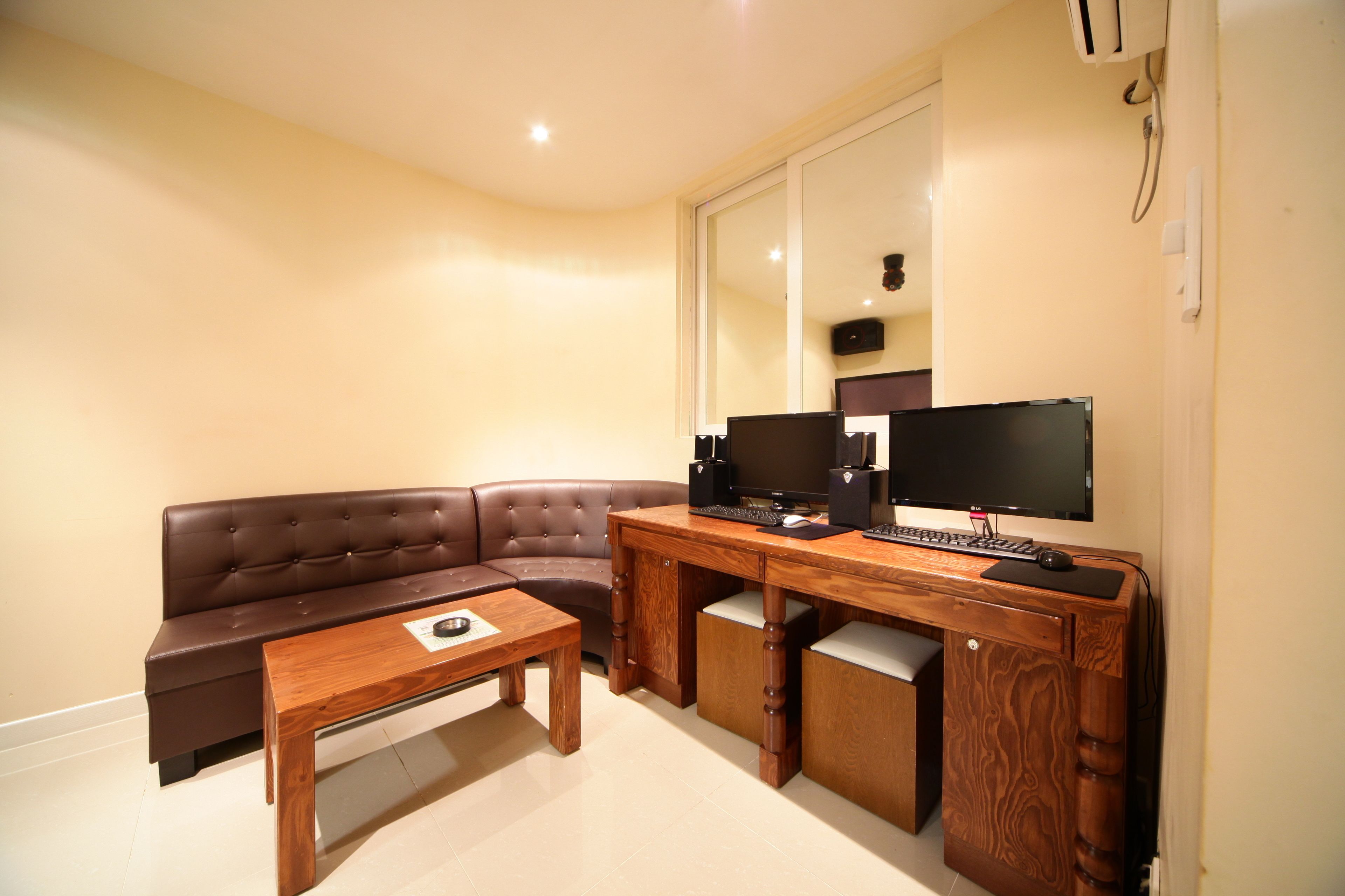 Party Suite | Living room | Flat-screen TV