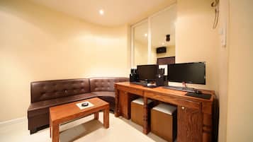 Party Suite | Living room | Flat-screen TV