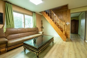 Appartement Duplex Familial, 2 chambres, cuisine, côté jardin | Coin séjour