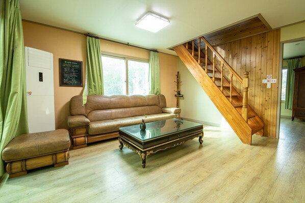 Perheparitalo, 2 makuuhuonetta, keittiö, puutarha-alue | Oleskelualue | 40–tuumainen taulutelevisio, jossa kaapelikanavat