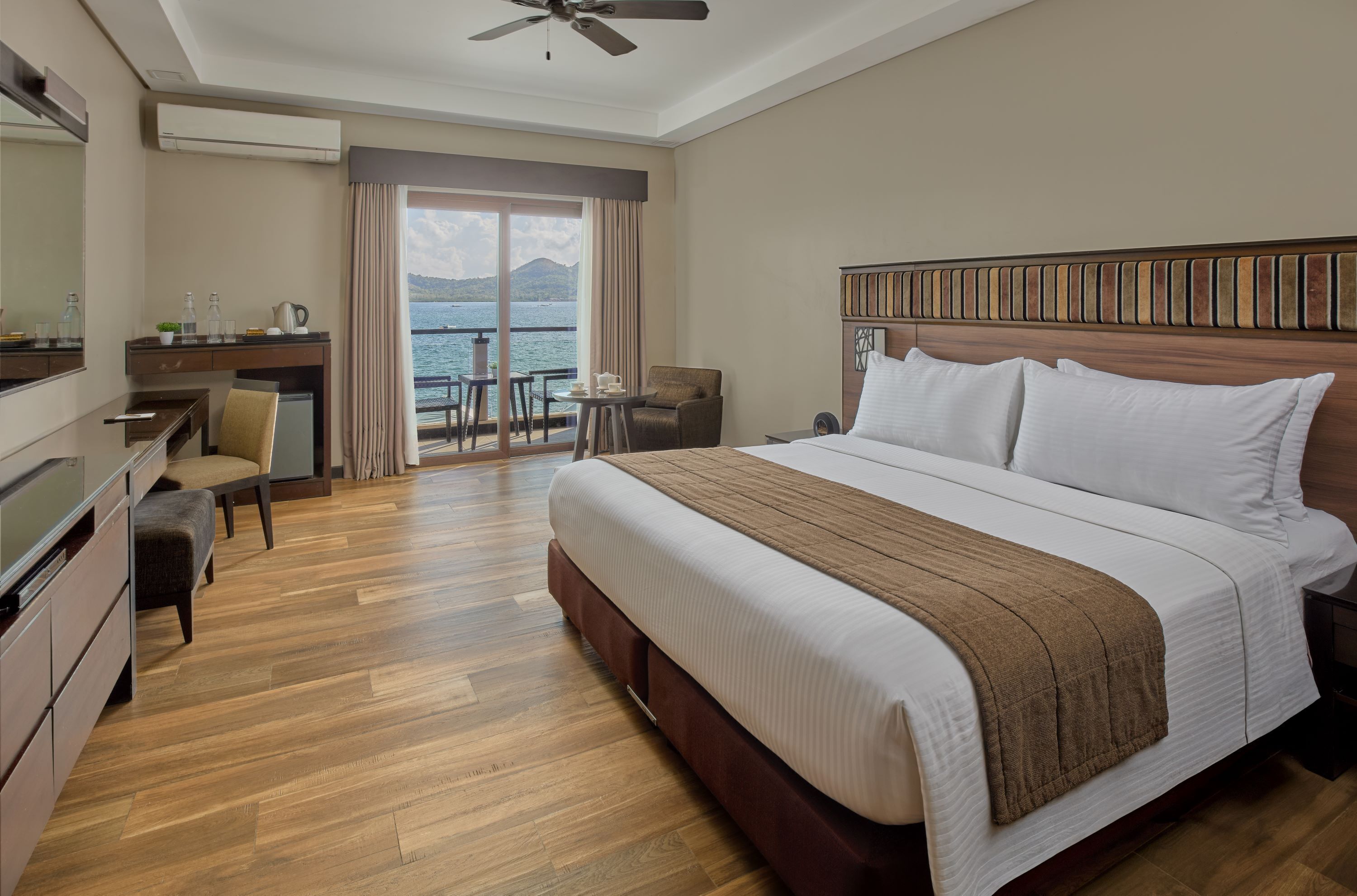 Camera, 1 letto king, vista baia | Una cassaforte in camera, una scrivania, tende oscuranti, Wi-Fi gratuito