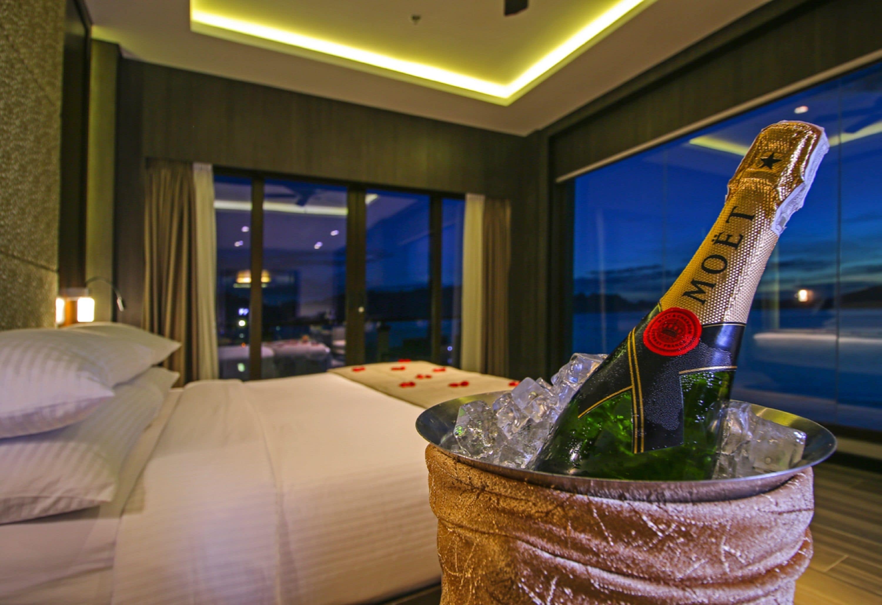 panorama suite | 1 bedroom, in-room safe, desk, blackout curtains