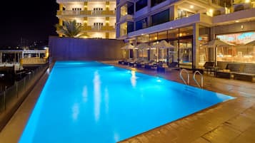 Outdoor pool, pool umbrellas, sun loungers