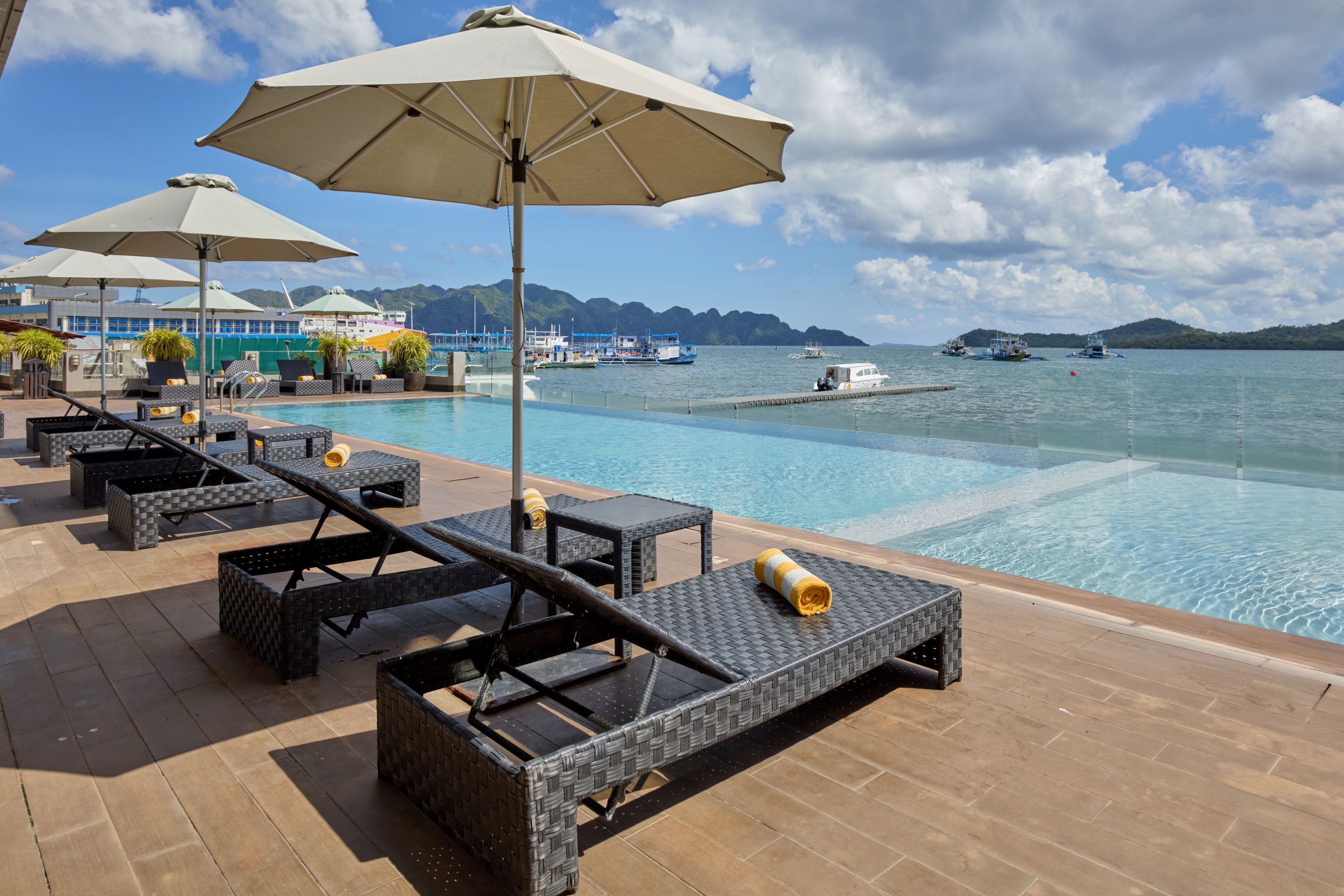 室外泳池；泳池傘、躺椅