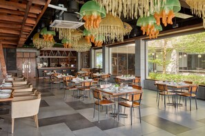 Breakfast, lunch and dinner served - Two Seasons Coron Bayside Hotel (Coron)