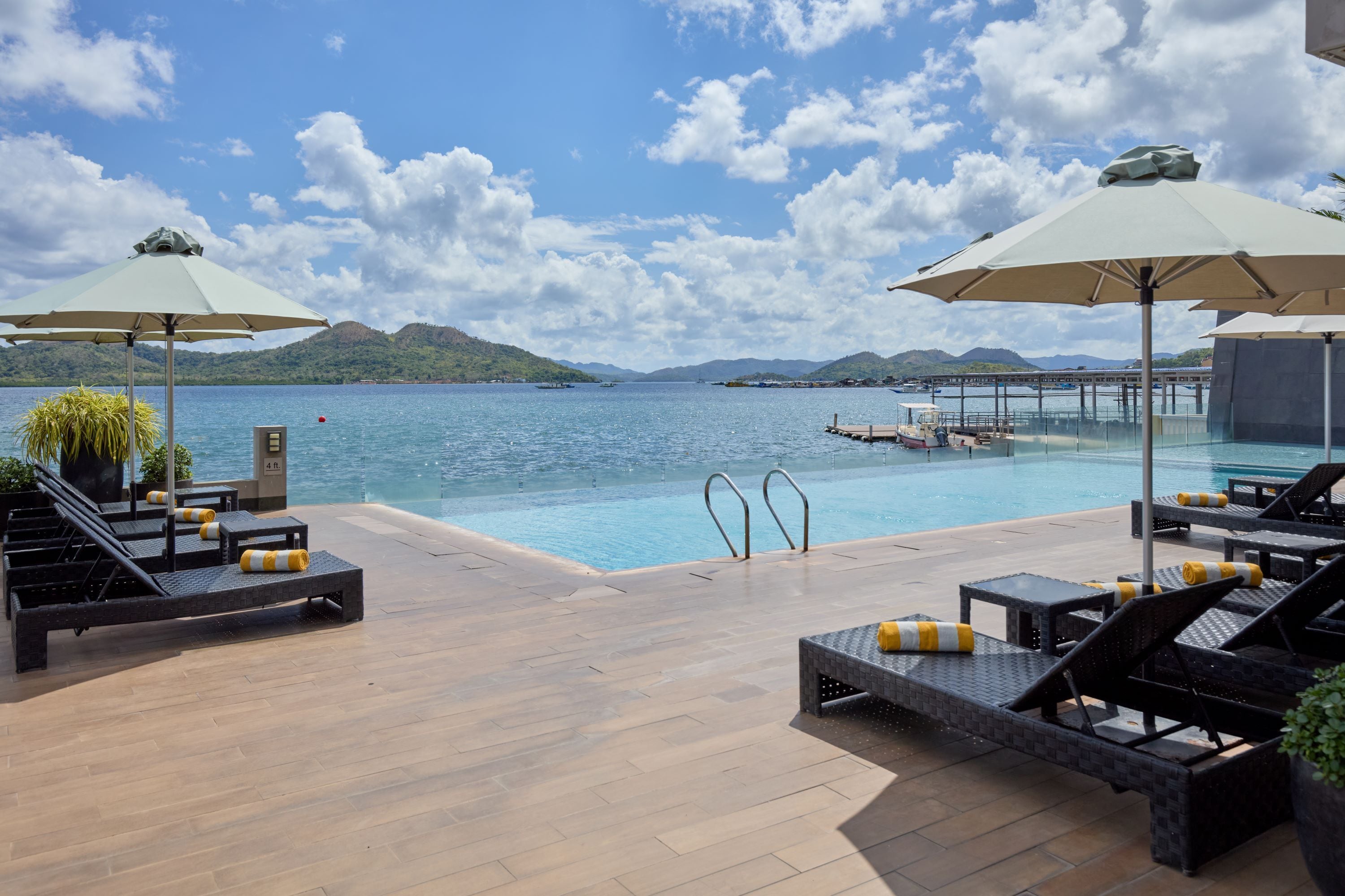 Piscina all'aperto, ombrelloni da piscina, lettini