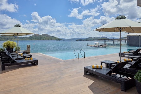 Outdoor pool, pool umbrellas, sun loungers. Two Seasons Coron Bayside Hotel