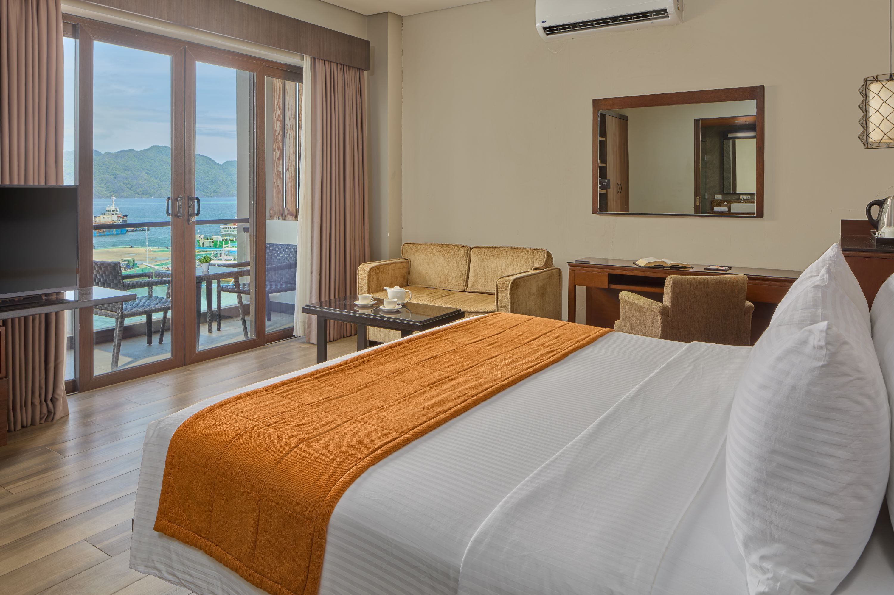 Camera Deluxe, vista baia (King) | Una cassaforte in camera, una scrivania, tende oscuranti, Wi-Fi gratuito