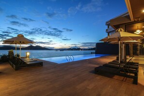 Outdoor pool, pool umbrellas, pool loungers - Two Seasons Coron Bayside Hotel (Coron)