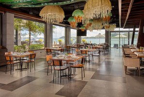 供應早餐、午餐和晚餐，當地和國際料理