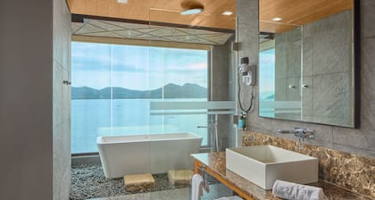 Two Seasons Coron Bayside Hotel