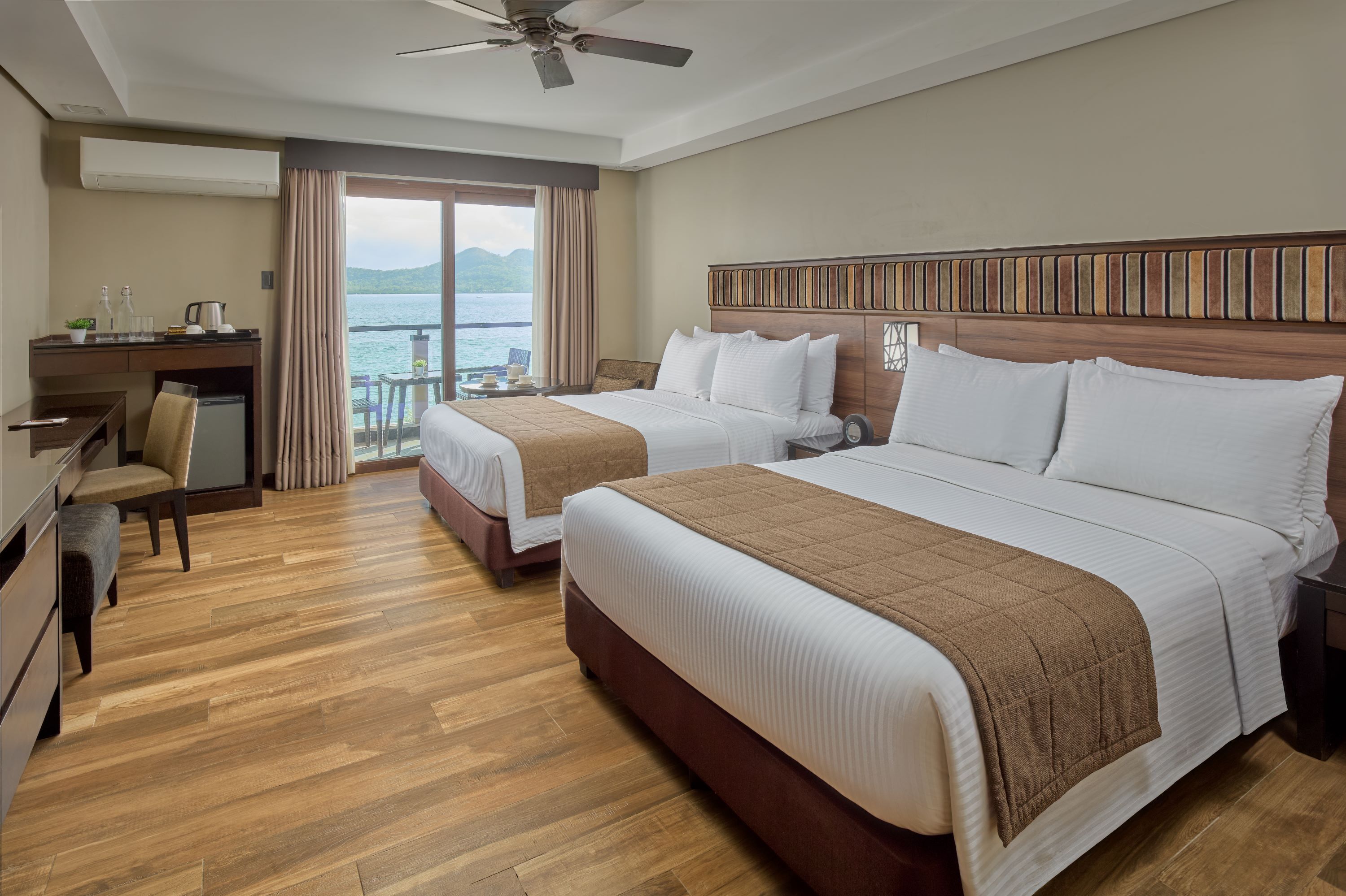 Camera, 2 letti queen, vista baia | Una cassaforte in camera, una scrivania, tende oscuranti, Wi-Fi gratuito