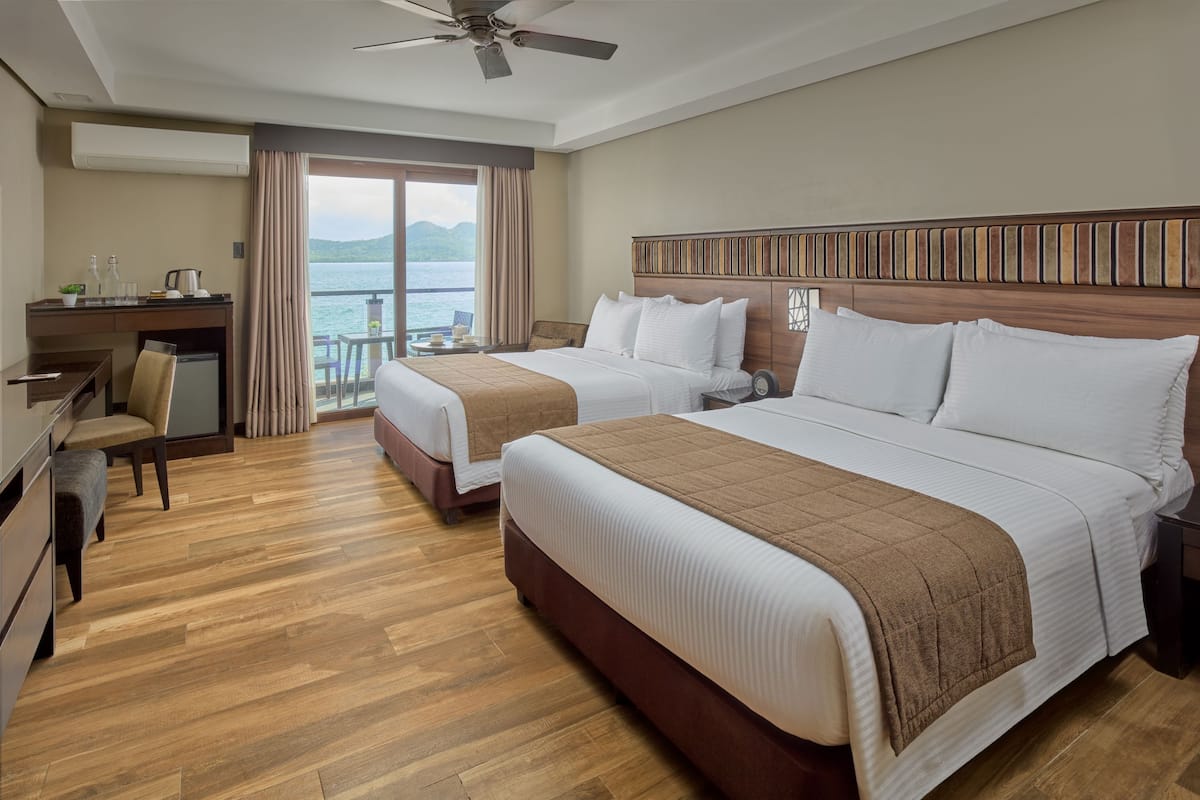 Camera, 2 letti queen, vista baia | Una cassaforte in camera, una scrivania, tende oscuranti, Wi-Fi gratuito