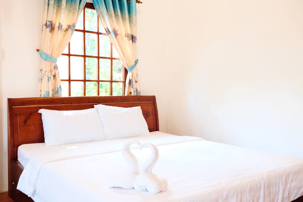 Bungalow, 1 giường cỡ queen | Két bảo mật tại phòng, bàn, màn/rèm cản sáng 