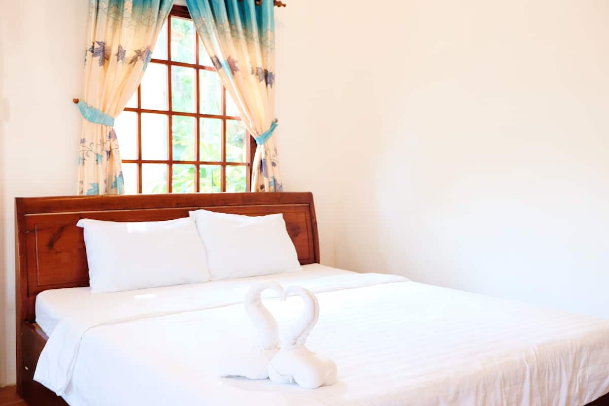 Bungalow, 1 Queen Bed | In-room safe, desk, blackout drapes, free WiFi