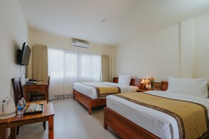 Deluxe-Dreibettzimmer, Poolblick | Minibar, Zimmersafe, Schreibtisch, laptopgeeigneter Arbeitsplatz