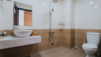 Shower, rainfall showerhead, free toiletries, hair dryer