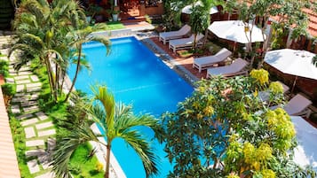 Outdoor pool, sun loungers