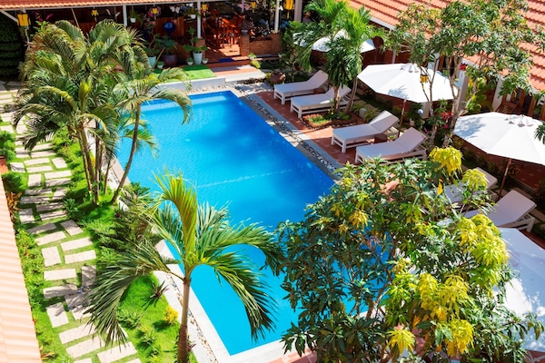 Piscina externa, espreguiçadeiras