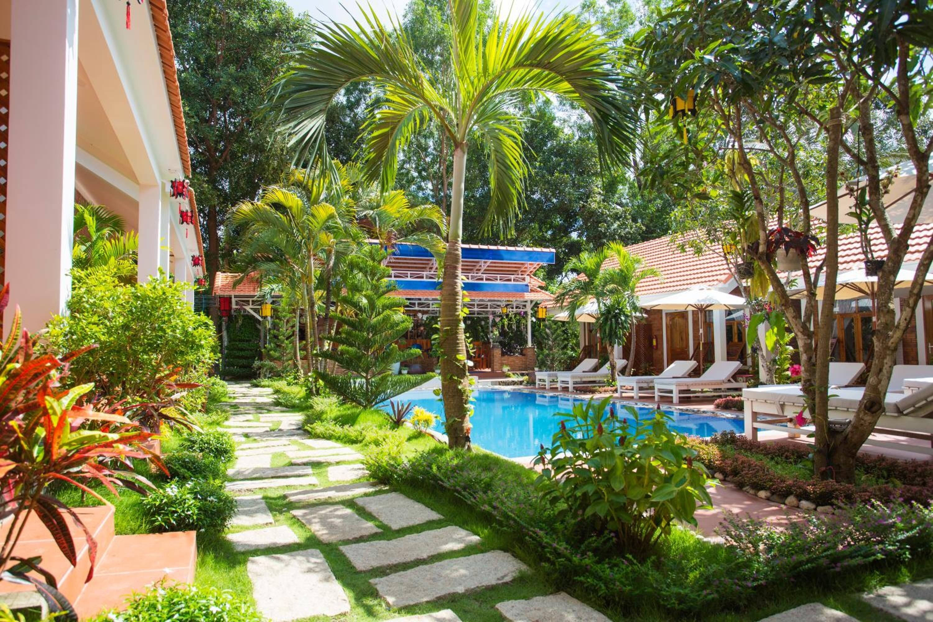 outdoor pool, pool loungers