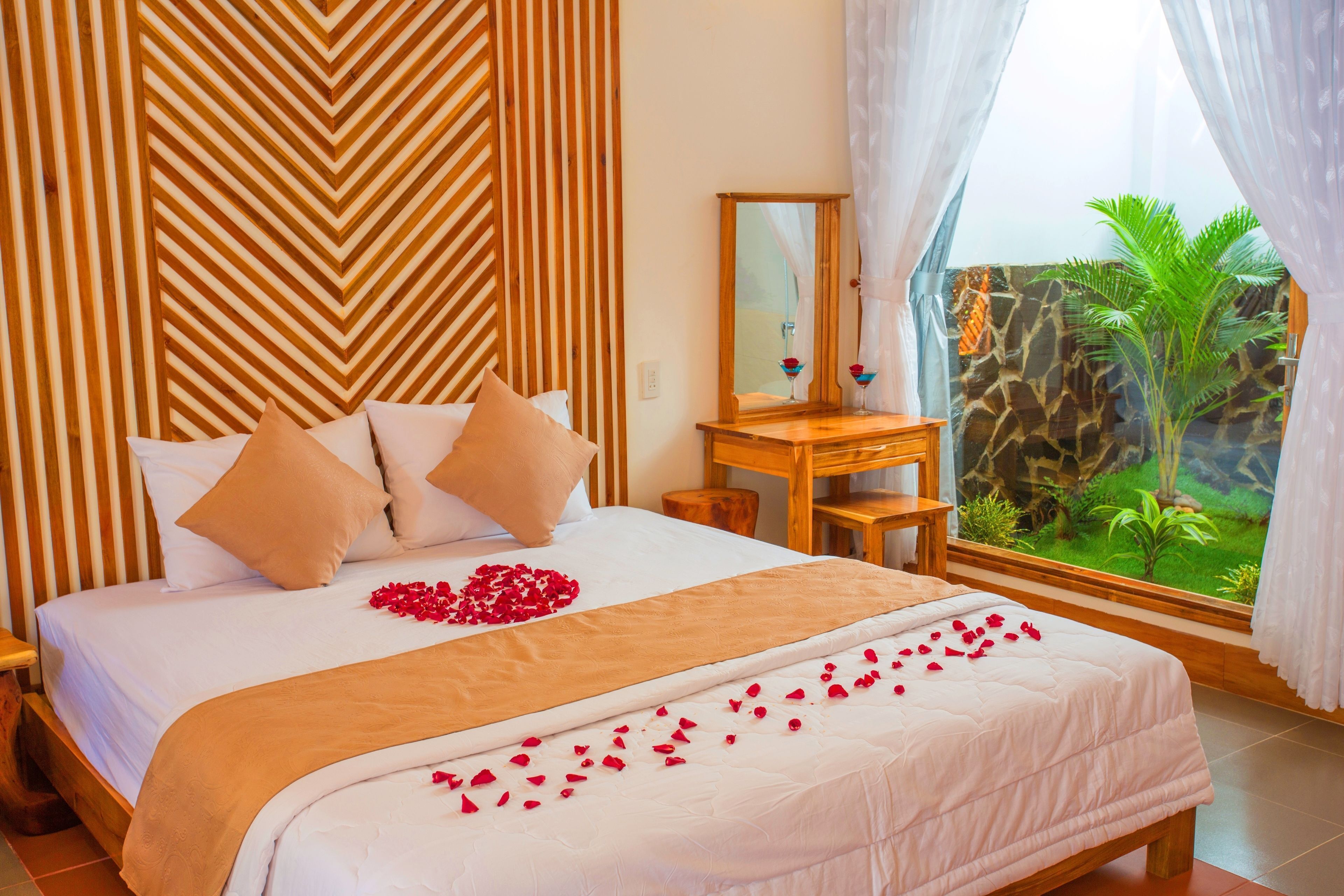 Blackout drapes, free WiFi, bed sheets