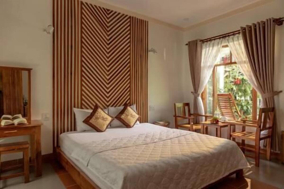 Blackout drapes, free WiFi, bed sheets