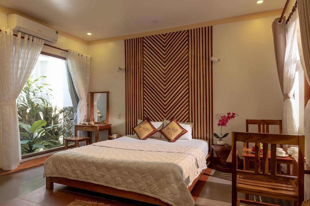 bungalow, 1 king bed | blackout curtains, free wifi, bed sheets