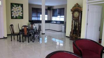 Executive Villa, 5 Bedrooms | Living area