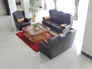 32-inch LED TV with cable channels, TV - Moscha Hotel Surabaya (Surabaya)