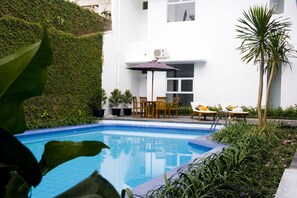 Una piscina al aire libre