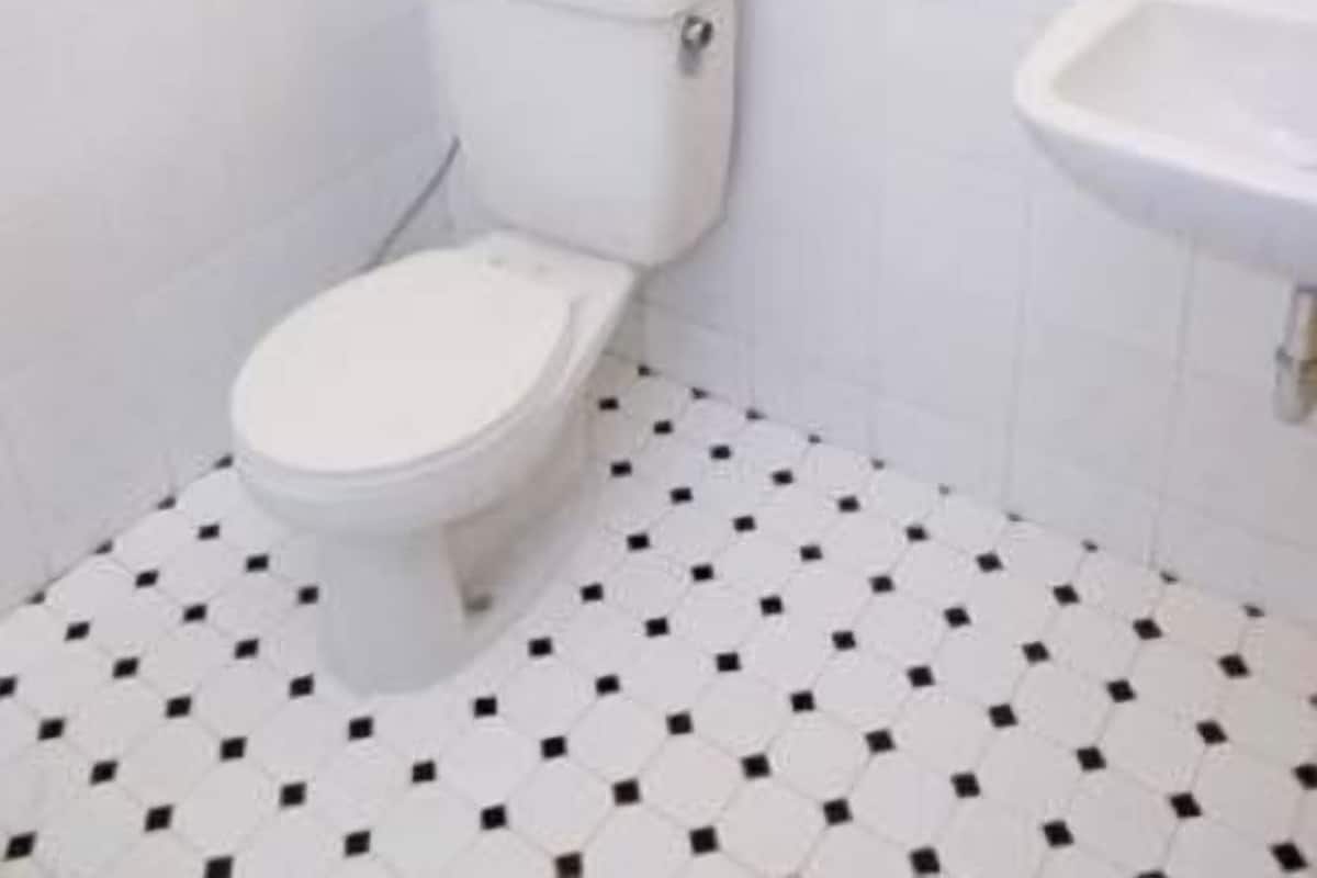Shower, free toiletries, hair dryer, bidet