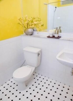 Shower, free toiletries, hair dryer, bidet - V Residence Kemang (Jakarta)