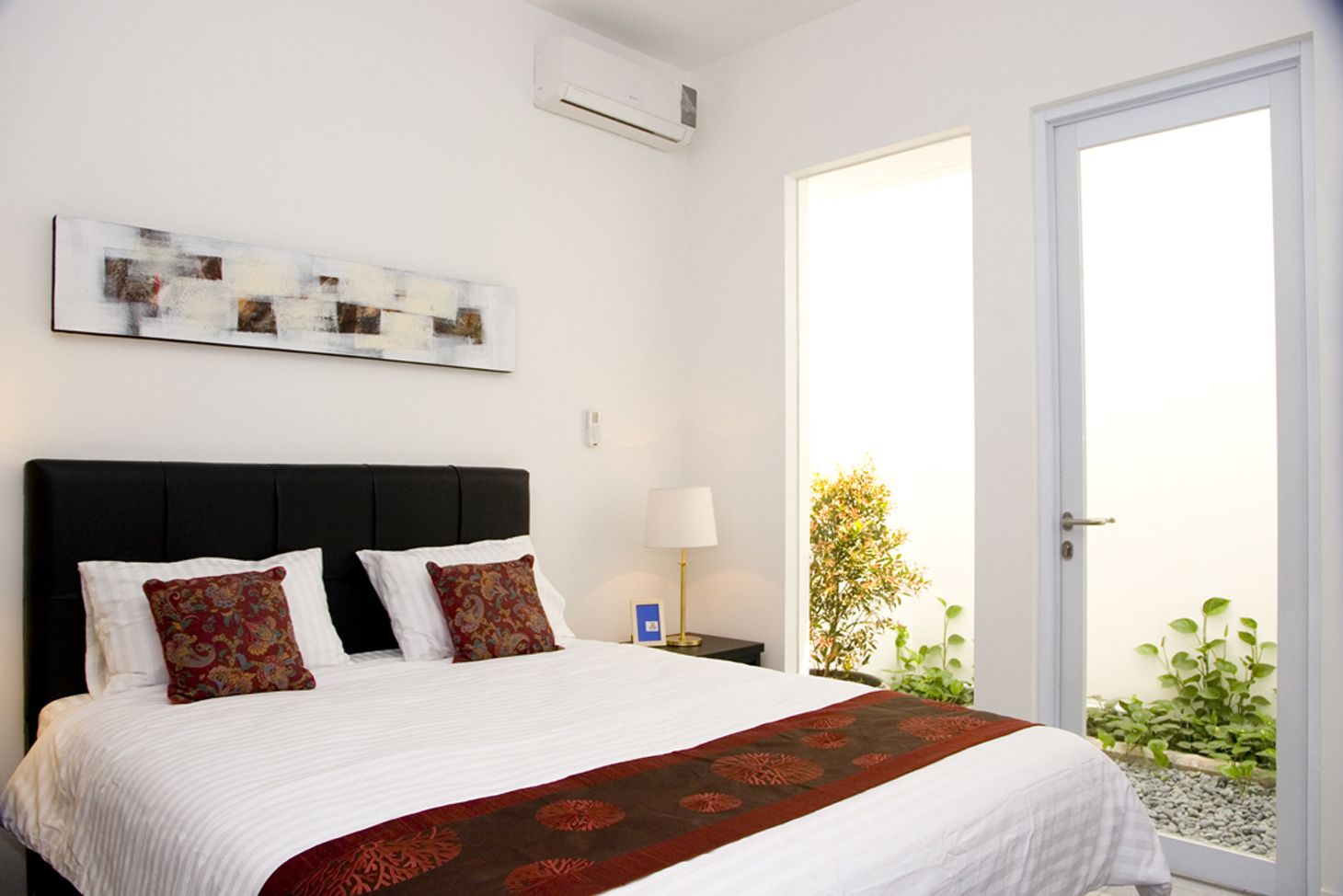 办公桌、免费 WiFi、床单