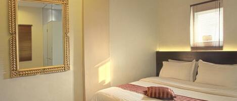 Deluxe Room (Super) | Desk