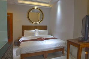 Deluxe Room (Super) | Desk - Fuxion Inn (Jakarta)