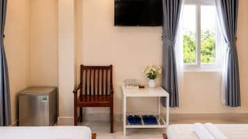 Family Room | Minibar, desk, free WiFi